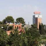 Sulla sinistra si stagliano invece l�insegna dello stabilimento della Birra Peroni e il torrino di una villa del 1898 che oggi ospita un resort